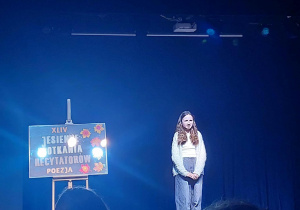 Uczennica podczas recytacji