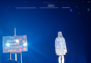 Uczennica podczas recytacji