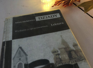 Zamknięta książka z widocznym tytułem "Dziady".