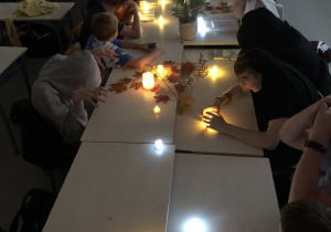 Czytanie „Dziadów” w półmroku