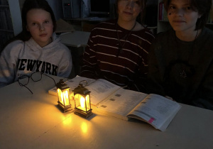 Uczennice podczas czytania