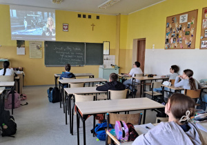Uczniowie oglądają materiał historyczny.