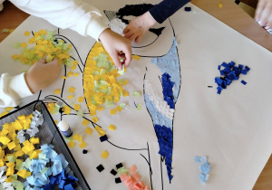 Uczniowie wypełniają kontury bibułą