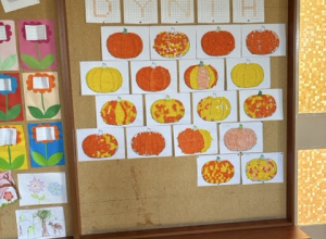 Galeria przedstawiająca wykonane prace plastyczne z bibuły.