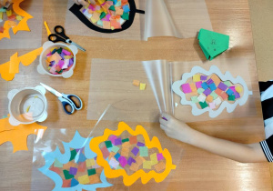 Praca nad jesiennym witrażem z liści