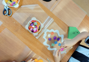 Praca nad jesiennym witrażem z liści