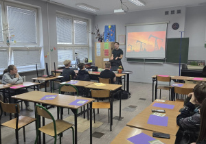 Dzieci słuchają wykładu o klimacie