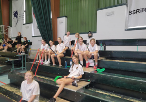 Wspólne zdjęcie drużyny dziewcząt w unihokeju