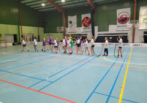 Reprezentantki szkoły z klas 4-6 w unihokeju