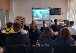 Uczniowie słuchają opowieści Józefa Wancera podczas spotkania online.