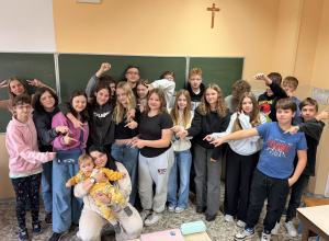 Uczniowie klasy 7a oraz Samuelek z mamą