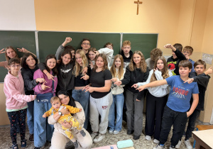 Uczniowie przekazują zebraną kwotę Samuelkowi i jego mamie podczas spotkania w szkole.