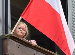 Dziewczynka z biało-czerwoną polską flagą.