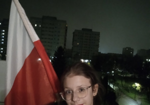 Dziewczynka z flagą Polski