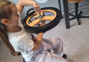 Uczennica podczas eksperymentów.