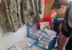 Goście oglądają kolekcję militariów