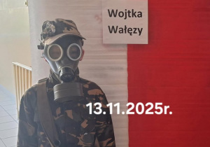 Uczeń w stroju militarnym