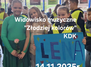 Uczennice po obejrzeniu widowiska muzycznego.