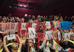 Uczniowie podczas widowiska muzycznego