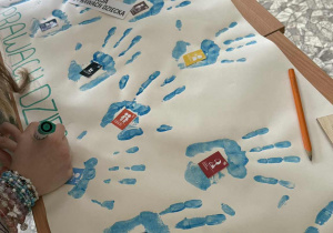 Współpraca przy tworzeniu plakatu.