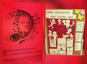 Plakaty przygotowane przez uczniów przeciwko przemocy wobec dzieci, logo i nazwa szkoły podświetlone na kolor czerwony.