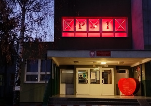 Budynek szkoły podświetlony na kolor czerwony.