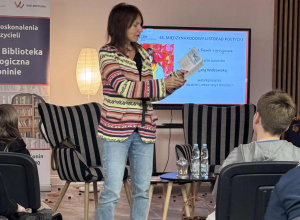 Agata Widzowska opowiada o książkach podczas spotkania autorskiego