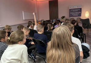 Uczniowie aktywni podczas spotkania autorskiego