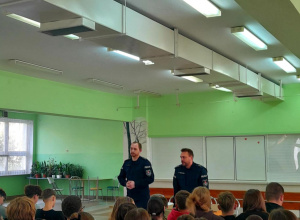 Policjanci podczas lekcji profilaktycznej o cyberhejcie