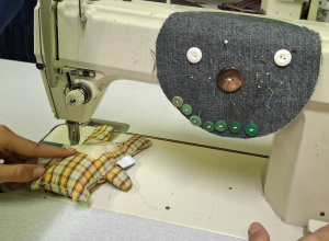 Szycie maskotki na maszynie