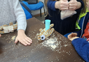 Dzieci przygotowują własnego misia