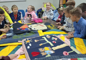 Uczniowie zwiedzają pracownie krawiecką