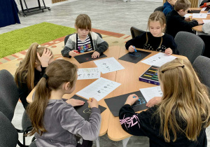 Uczniowie z klasy 1b w czasie zajęć o zawodach