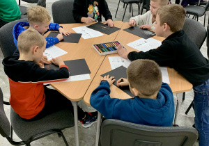 Uczniowie z klasy 1b w czasie zajęć o zawodach