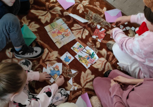 Dzieci układają misiowe puzzle