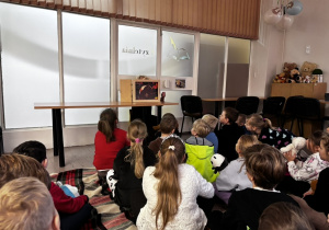 Wysłuchanie historyjki o misiach za pomocą teatrzyku kamishibai