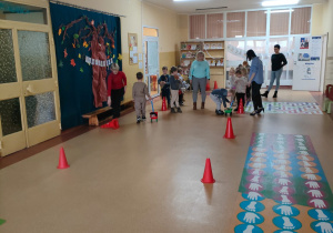 Wyścigi pluszaków w wagonikach