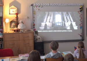 Dzieci oglądają film edukacyjny