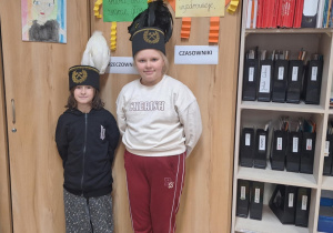 Uczennice w czapkach górniczych