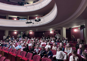 Uczniowie w teatrze w oczekiwaniu na spektakl