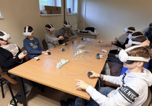 Uczniowie testują gogle meta quest 3