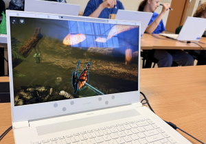 Uczniowie korzystają z zSpace