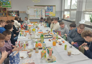 Oglądanie podarowanych prezentów świątecznych