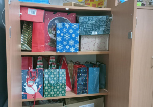 Grupa prezentów do rozdania podczas wigilii klasowej