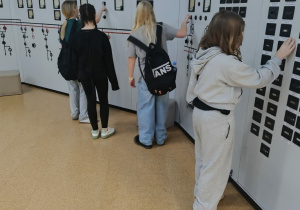 Oglądanie ekspozycji w Centrum Nauki i Techniki EC1