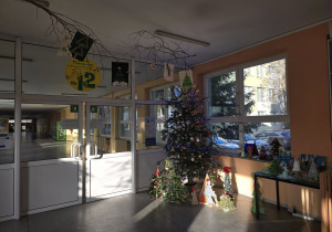 Ubrana świąteczna choinka na korytarzu głównym