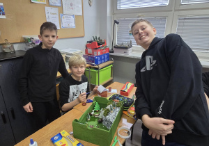 Uczniowie przy wykonanym przy wykonanej przez siebie makiecie