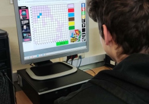 Starsi uczniowie na warsztatach kodowania