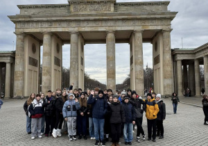 Wspólne zdjęcie pod Bramą Brandenburską w Berlinie