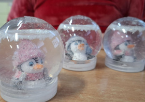 Pokaz śnieżnych kul zrobionych przez uczniów